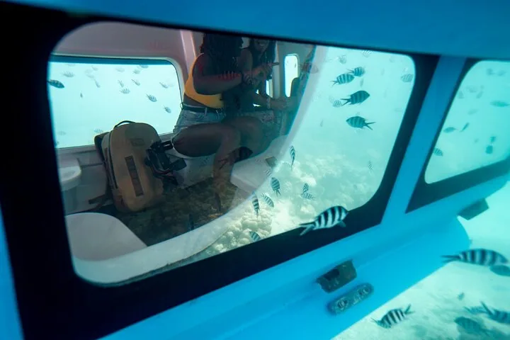 Semi-submarino no parque marinho de Sainte Anne